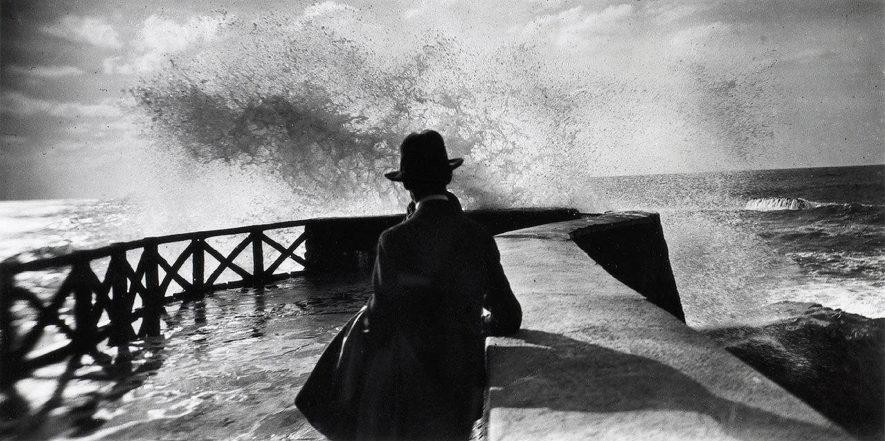 💫La photo du jour 💫 Jacques-Henri Lartigue (1894-1986) Sala au rocher de la vierge, Biarritz, 1927