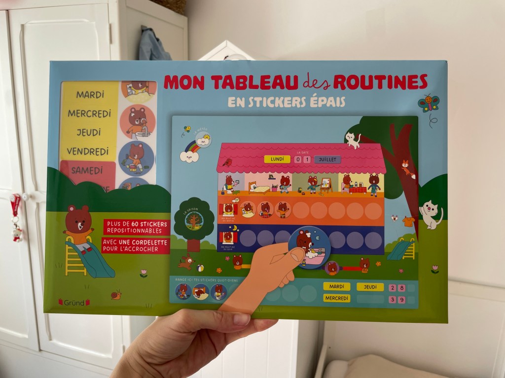 Un tableau des routines en stickers épais avec des illustrations colorées d'animaux, montrant des jours de la semaine et des activités à planifier.