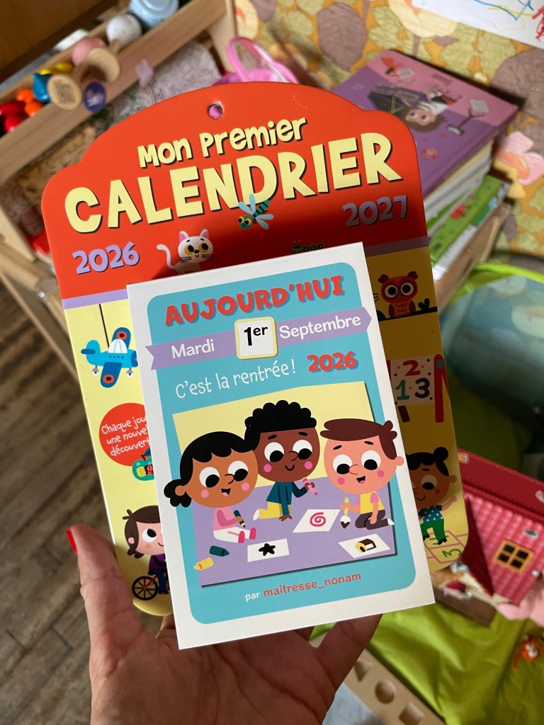 Calendrier intitulé 'Mon Premier Calendrier' pour les années 2026-2027, avec une carte indiquant 'Aujourd'hui 1er Septembre, c'est la rentrée !' et illustrant des enfants en train de dessiner.