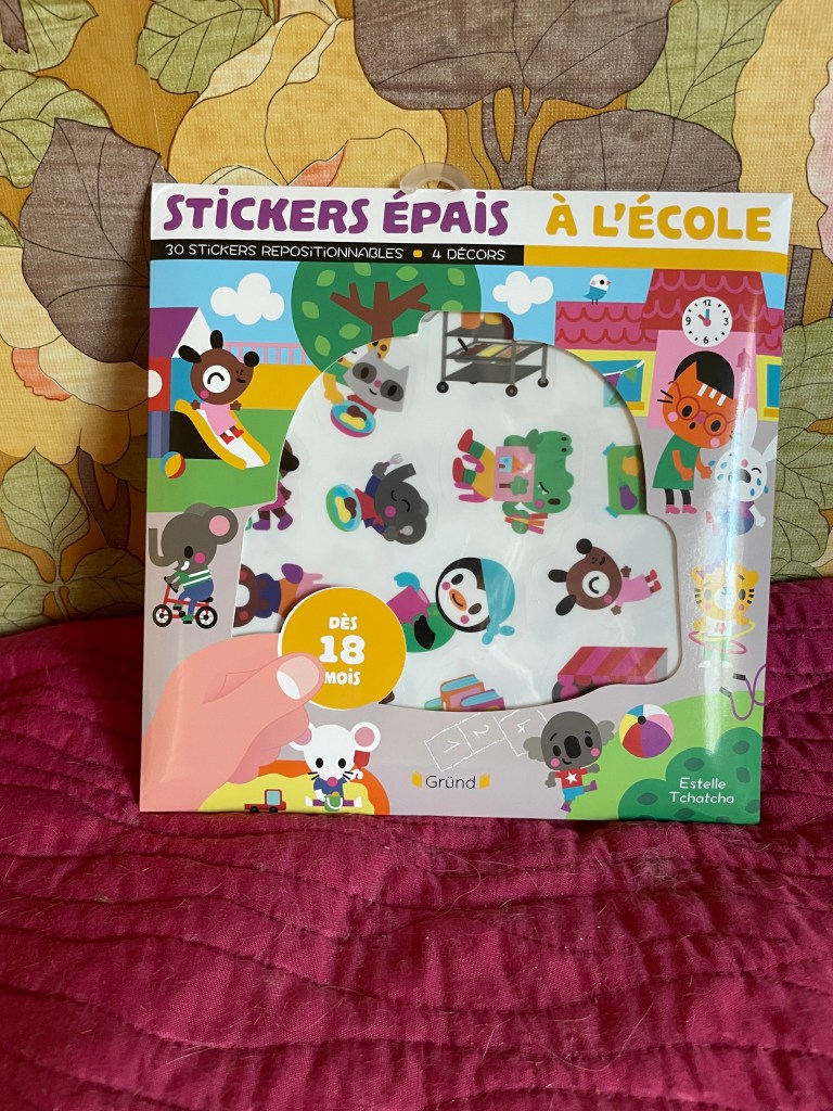 Emballage d'un ensemble de stickers épais à thème scolaire, comprenant 30 stickers repositionnables avec différents personnages et accessoires.