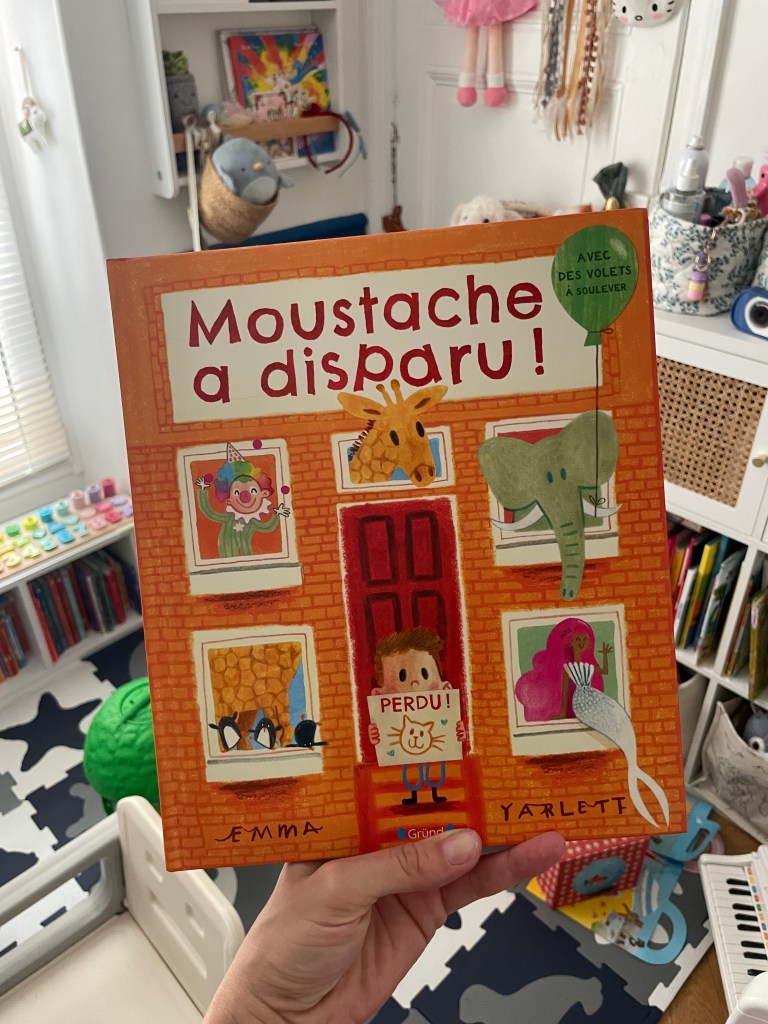 Couverture du livre 'Moustache a disparu !' avec un enfant tenant une pancarte 'PERDU!' devant une porte, entouré d'illustrations d'animaux colorés dans les fenêtres.