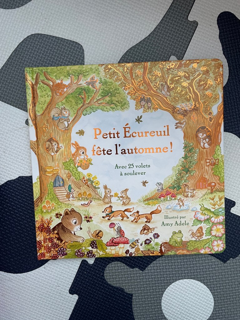Couverture du livre 'Petit Écureuil fête l'automne!', illustrée par Amy Adele, montrant des animaux et des paysages d'automne.