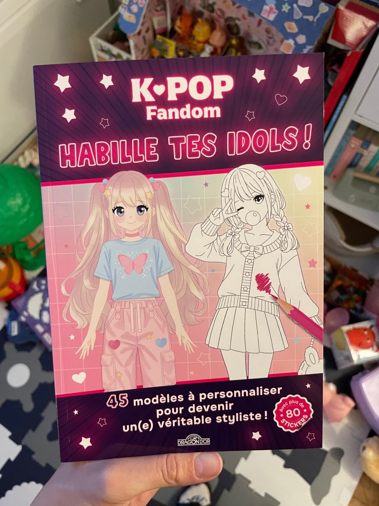 Livre de coloriage K-POP 'Habille tes idols' avec 45 modèles à personnaliser et plus de 80 stickers.